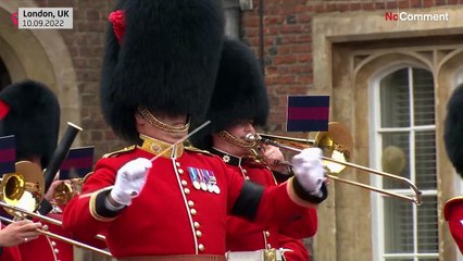 La guardia saluta re Carlo III: "God save the king"