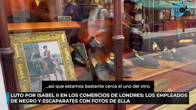 Luto por Isabel II en los comercios de Londres: los empleados de negro y escaparates con fotos de ella