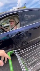 Il donne une bonne leçon à cette cliente qui abandonne son caddie sur le parking