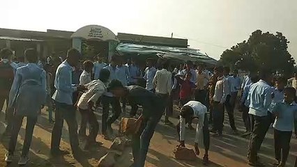 छात्रों में फूटा आक्रोश, रास्ता रोक जलाए टायर