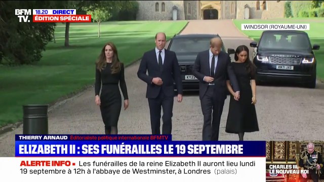 William, Kate, Harry et Meghan sortent de Windsor pour consulter les hommages à la reine déposés par le Britanniques