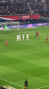 Slimani rate un penalty face au PSG au Parc des Princes !