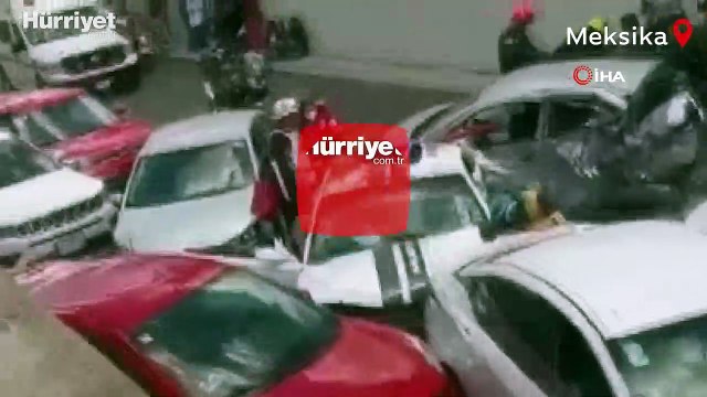 Meksika’da freni patlayan tır 22 aracı ezdi: 44 Meksika’da bir freni patlayan tırın 22 araca çarpması sonucu 44 kişi yaralandı.