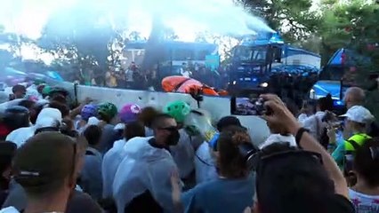 Venezia, Climate March prova a raggiungere la Mostra del Cinema: la polizia usa gli idranti