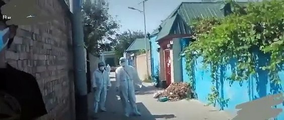 Çin'in pandemi zulmü! Uygur Türkleri'ni evlerine hapsettiler...