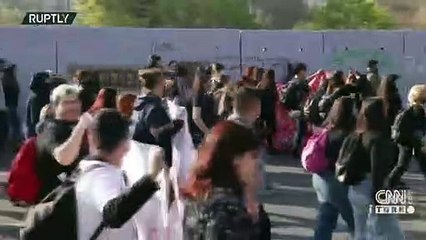 Şili'de öğrenciler sokaklarda