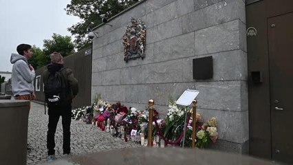 İngiltere'nin Varşova Büyükelçiliği'ne gelen vatandaşlar Kraliçe 2. Elizabeth anısına çiçek bırakıyor