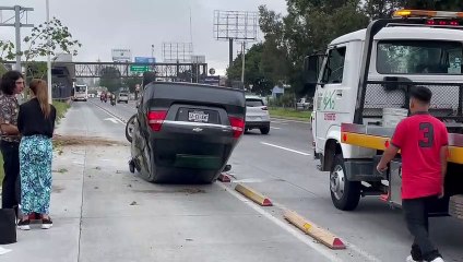 Un automóvil terminó volcado a la altura de Periférico Norte, esto tras un “volantazo”