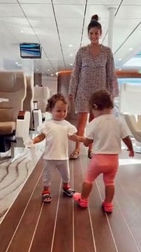 Χριστίνα Μπόμπα: Οι δίδυμες κόρες της παίζουν κρυφτό μέσα στο πλοίο – Δες το πιο τρυφερό βίντεο