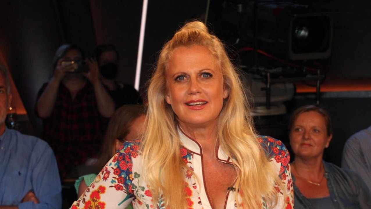 Barbara Schöneberger packt aus: Pikante Story über ihr Samtsofa