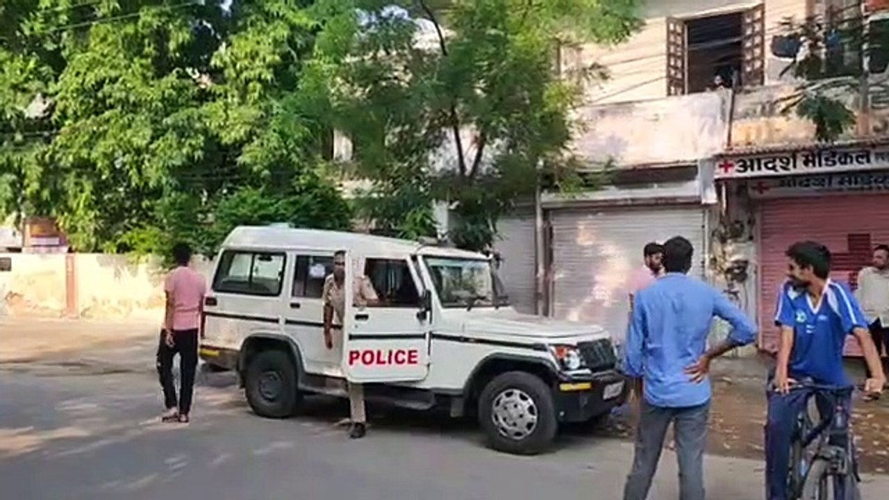 गांधी नगर थाने से 500 मीटर दूरी पर तीन दुकानों...