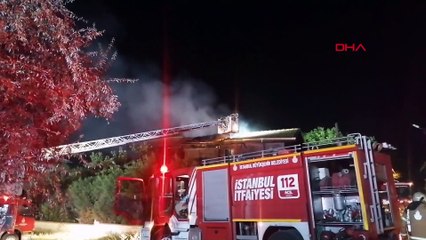 Silivri'de 2 katlı ahşap ev yandı