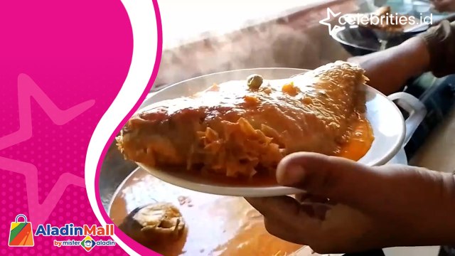 Sensasi Makan Gulai Asam Ikan Sungai di Bawah Jembatan Sungai Asahan