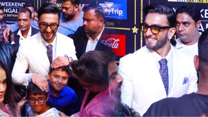 बेकाबू फैंस को Ranveer Singh ने अपने कूल अंदाज से किया काबू, देखें वीडियो