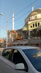 Paşa Camii’nin duvarları yıkılıyor