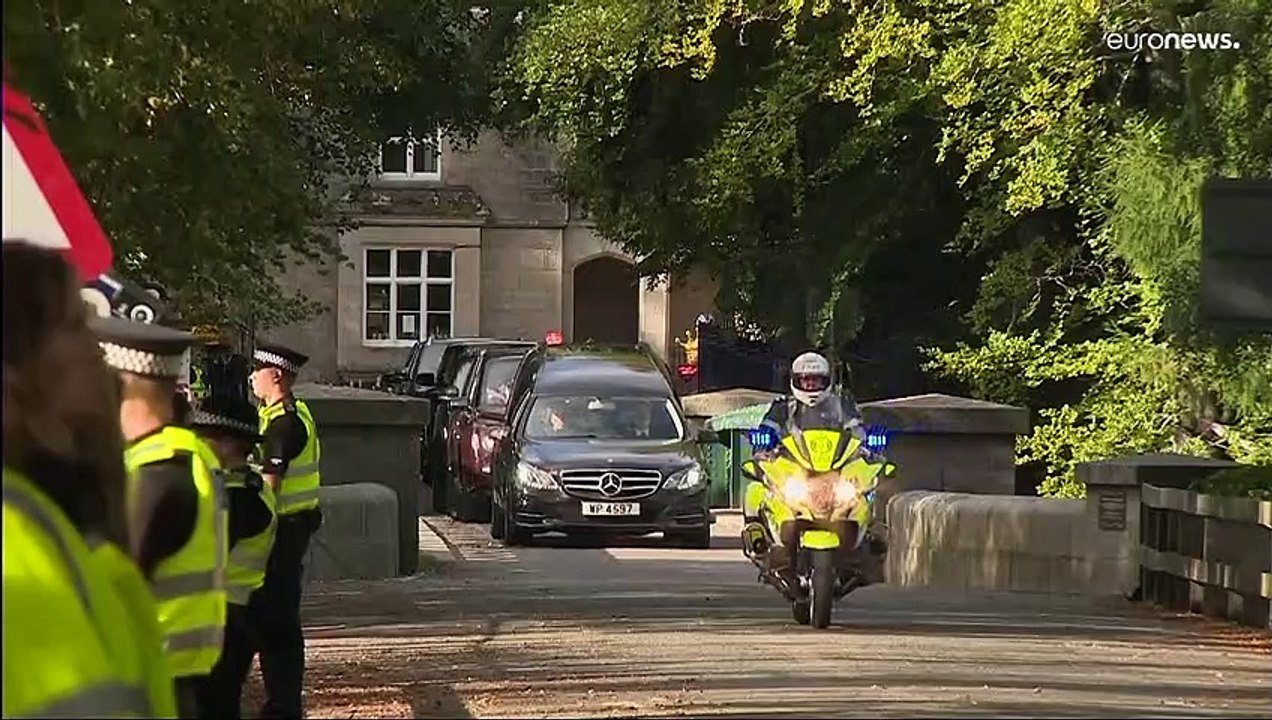 شاهد: الملكة إليزابيث الثانية تبدأ رحلتها الأخيرة من إسكتلندا إلى لندن