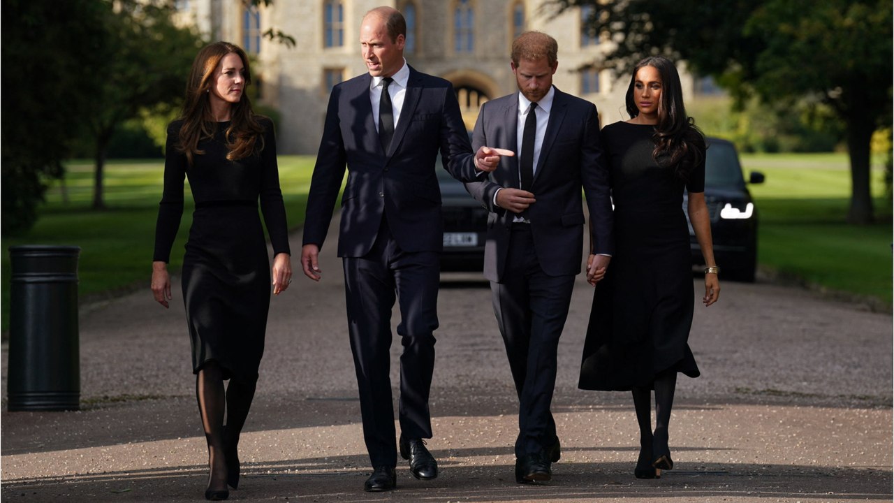 Voici - Mort d’Elizabeth II : pourquoi le protocole royal a interdit à Harry et William de prendre le même avion pour se rendre à Balmoral ?