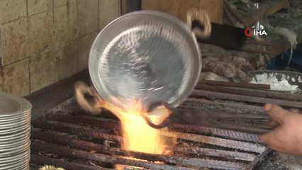 İstanbul'un 44 yıllık kalay ustası, yok olmaya yüz tutan mesleğini Ataşehir'de yaşatıyor