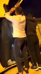 Son dakika haber | Kaza yapıp yan yatan araçtan telefonla konuşarak çıktı