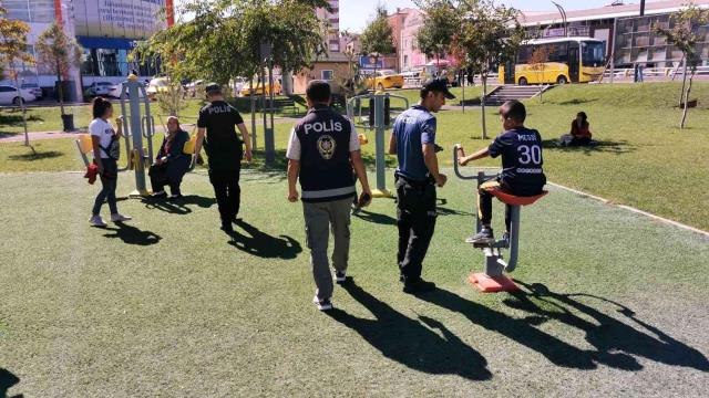 Son dakika haberleri... Aksaray'da polis ekipleri hem denetim yapıyor hem de vatandaşları dinliyor