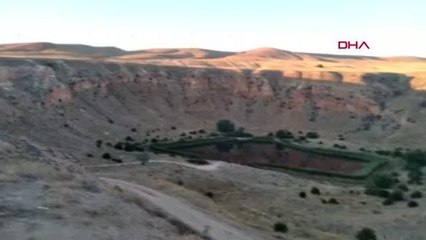 OBRUK GÖLÜ'NDE YÜZLERCE BALIK ÖLDÜ