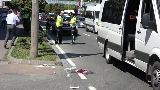 Kadın vatandaş, kapısı açık seyir eden minibüsten düştü