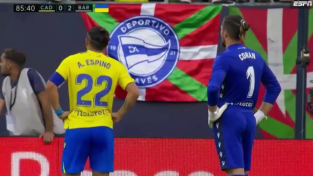 La Liga'da Cadiz-Barcelona maçında bir taraftar kalp krizi geçirdi; kaleci Jeremias Ledesma tribüne atlayarak şok cihazını götürdü