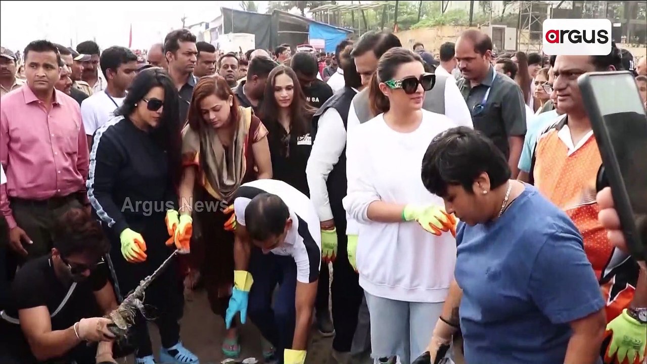 Parineeti Chopra, Anupam Kher & Other At Beach Clean Up Drive Post Ganpati Visarjan