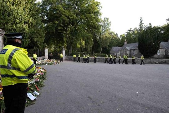 Kraliçe II. Elizabeth'in cenazesi Balmoral Kalesi'nden çıkarıldıKraliçe'nin cenazesi Edinburgh'a doğru yola çıktı