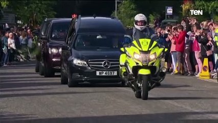 اصطفاف آلاف البريطانيين على جانبي الطريق لتقديم الوداع الأخير للملكة الراحلة في رحلة نقل جثمانها