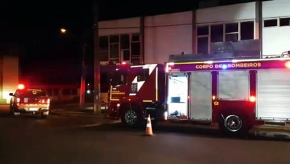 Edifício desocupado no Centro pega fogo e Corpo de Bombeiros é mobilizado