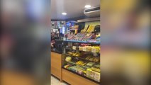 Pelea entre clientes y empleados en una tienda 24H