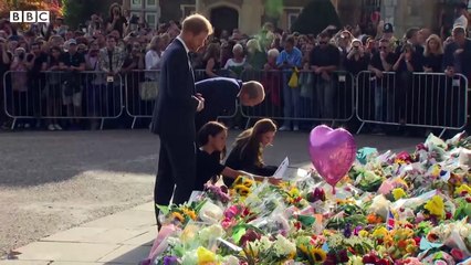 William, Harry, Kate et Meghan viennent saluer la foule au château de Windsor