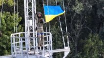 Ucraina, issata la bandiera nella città liberata