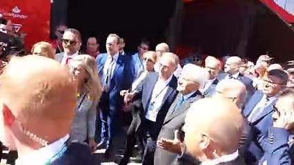 Gp Monza, la passeggiata di Sergio Mattarella nel paddock Ferrari