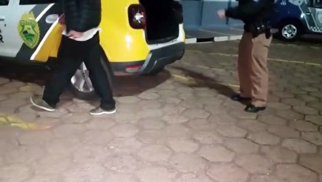 Motociclista faz manobras perigosas, tenta fugir da PM, bate em poste e acaba detido