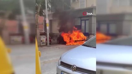 Küçükçekmece'de park halindeki otomobil alev alev yandı