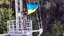 رفع علم أوكرانيا فوق مدينة 