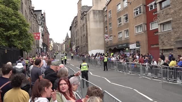 Son dakika haberleri | Edinburgh'ta halk, Kraliçe 2. Elizabeth'in cenazesinin geçeceği güzergaha akın etti