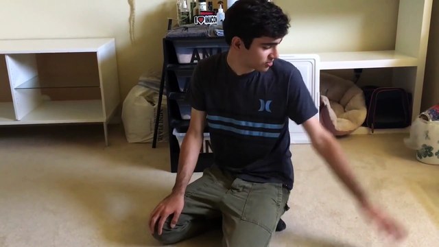 Il aide son anaconda à muer... animal impressionnant