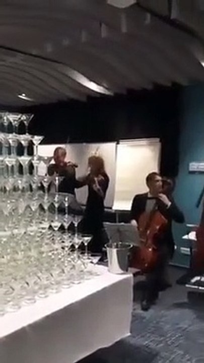 Une fontaine de champagne un peu bancale... et paf, tout cassé