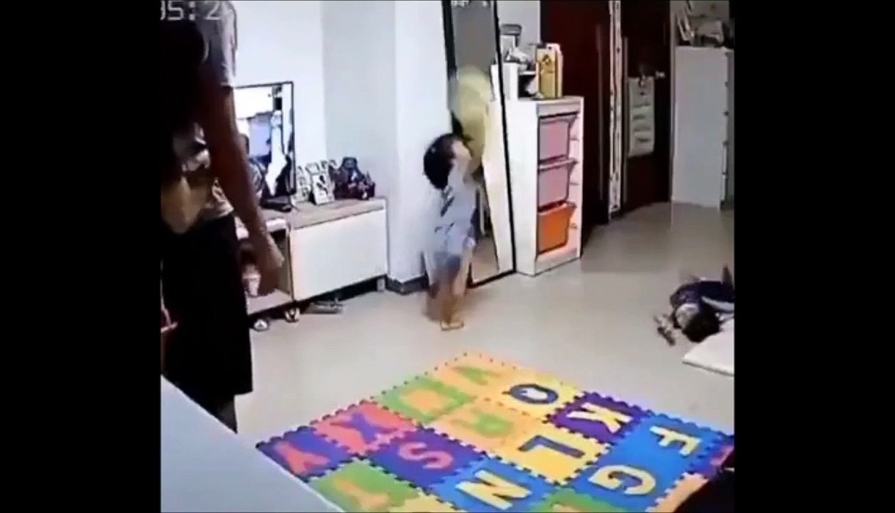 Ce papa va avoir un réflexe incroyable pour sau...