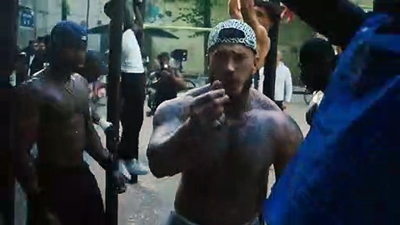 Le rappeur Tovaritch affiche fièrement son homophobie dans un clip et va faire de la provocation dans un centre LGBT à Paris : "J'aime pas les hommes qui sucent des hommes et qui volent le travail des femmes"