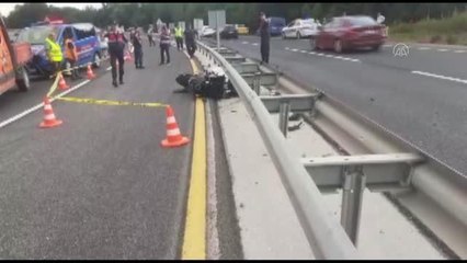 Bariyerlere çarpan motosikletteki 2 genç öldü