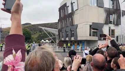 Queen's coffin arrives at Holyroodhouse