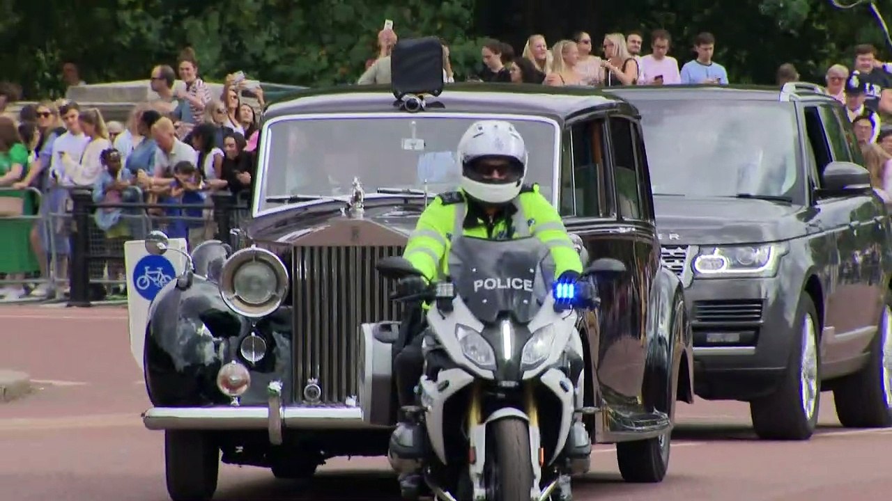 Crowds at Buckingham Palace cheer for Queen Consort