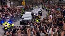 Il feretro della regina Elisabetta II è arrivato ad Edimburgo
