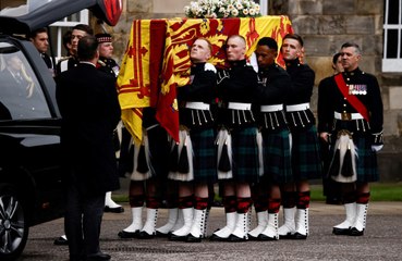 Queen Elizabeth’s grieving children watched her coffin arrive in Edinburgh