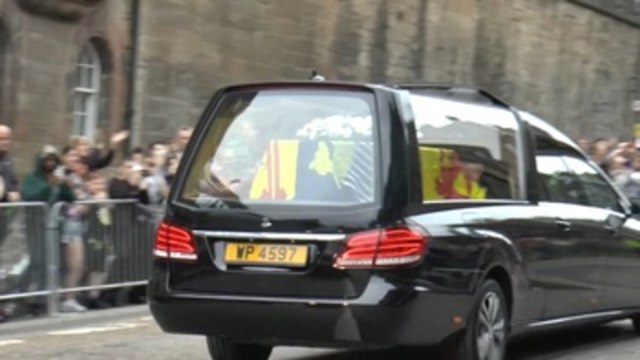 Los escoceses despiden con emoción y serenidad a Isabel II en su cortejo fúnebre