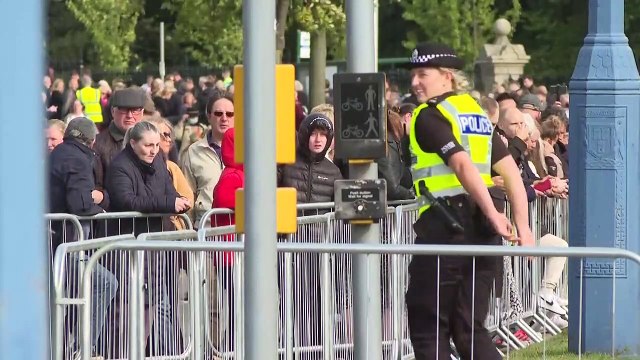 De Balmoral a Edimburgo, escoceses acompañan el último viaje de Isabel II